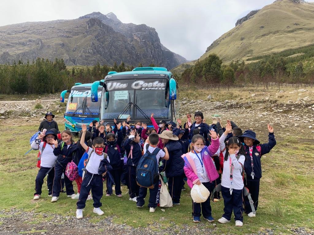 peruanische SchülerInnen vor Schulbus