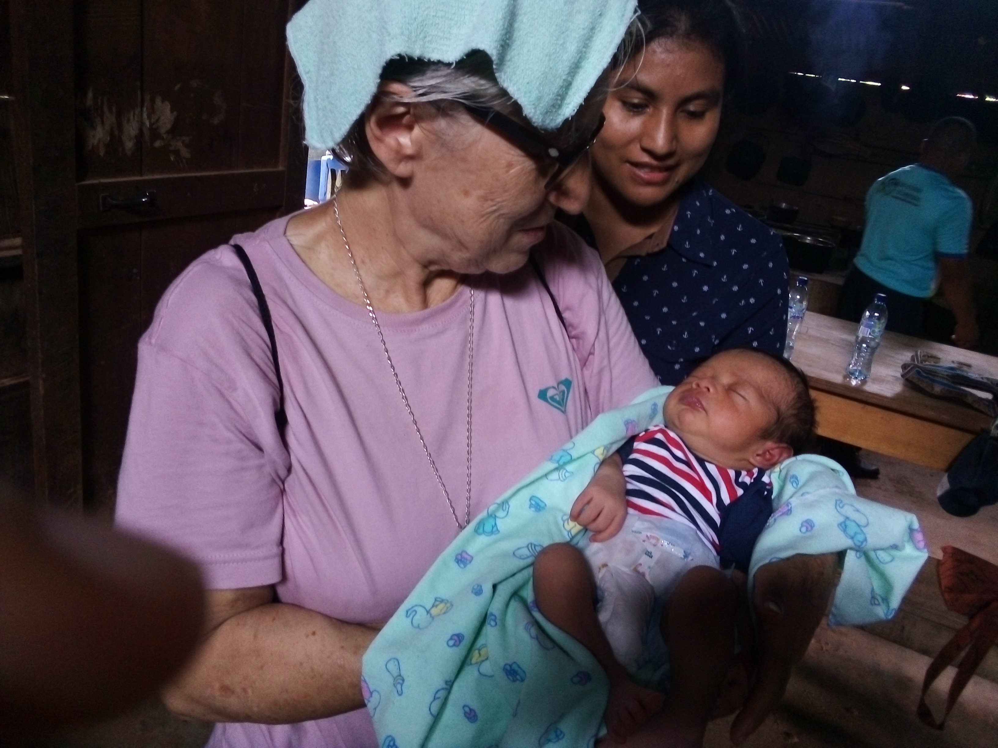MSC Schwester hält das Baby einer jungen Mutter In Guatemala