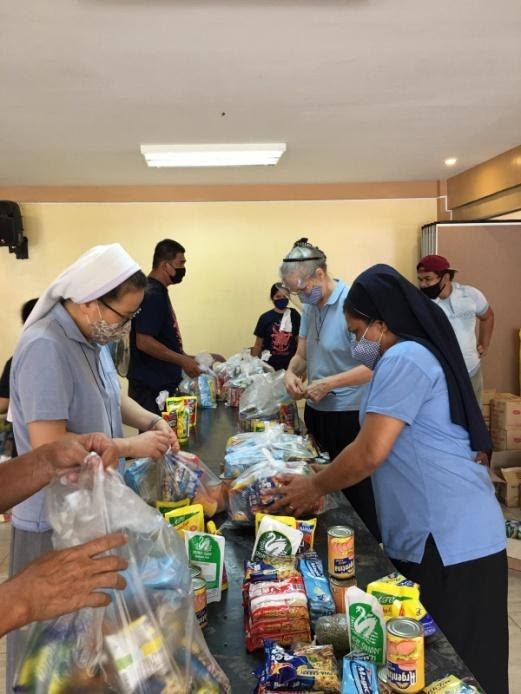 MSC Schwestern und andere Helfer beim Packen der Lebensmittelpakete