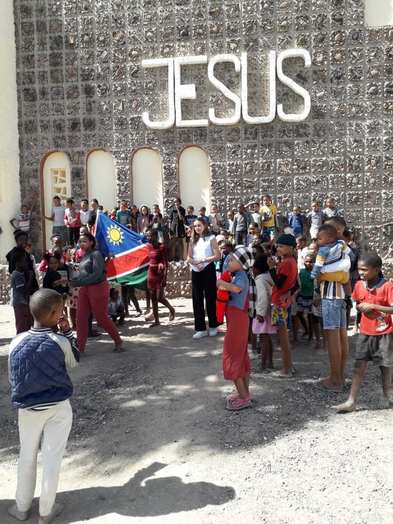 Missionarin auf Zeit vor Kirche in Namibia