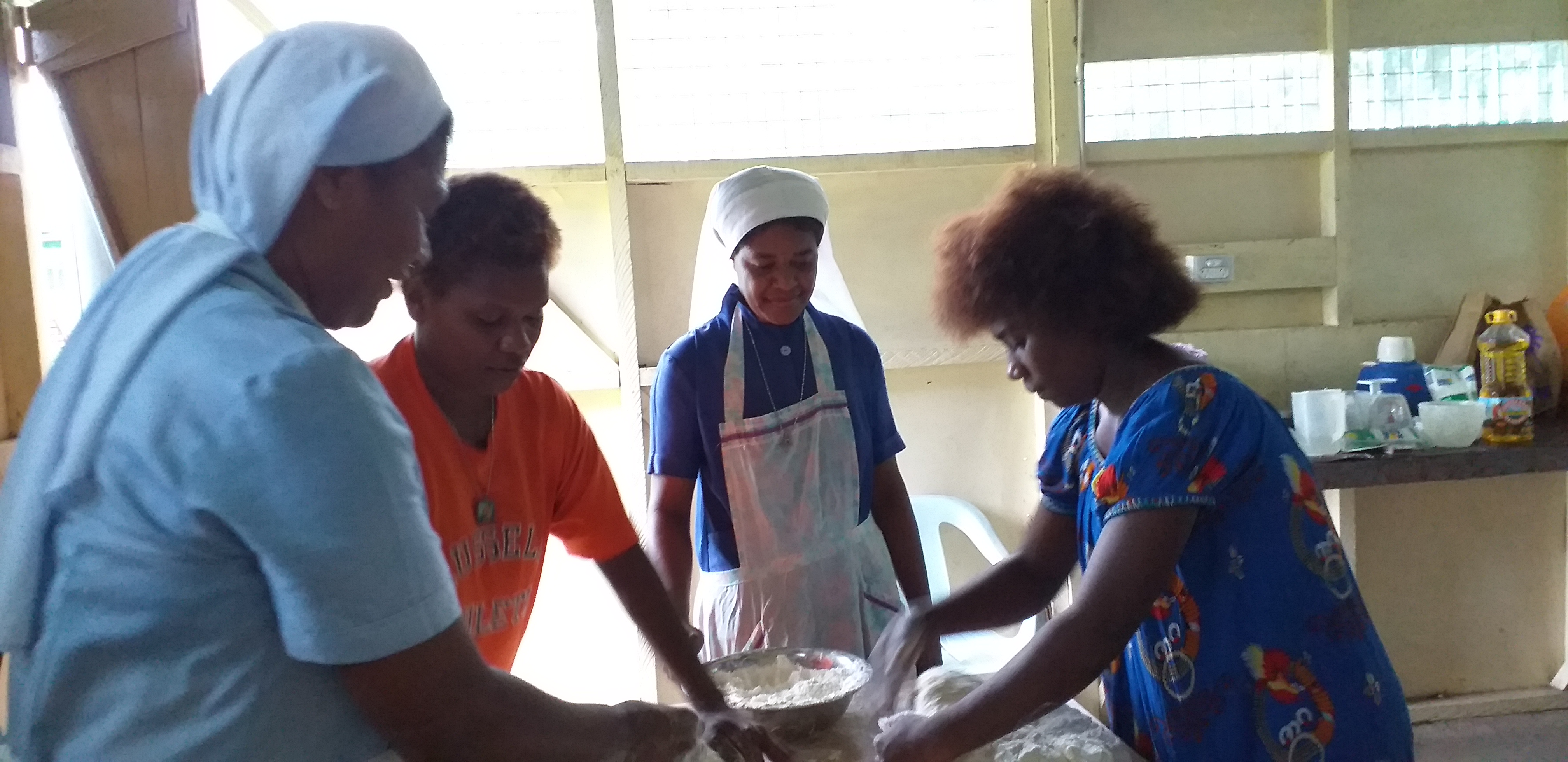 MSC Schwester mit Frauen im Bäckerei Projekt