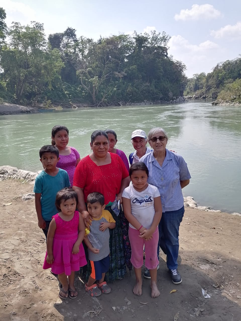 Sr. Leonor mit einer Familie im Norden Guatemalas