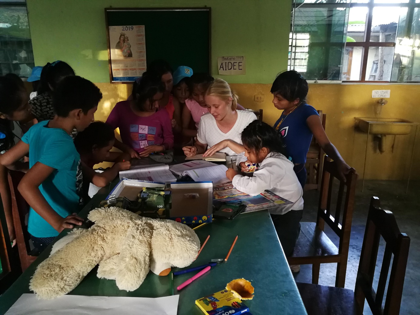 Ann-Kathrin unterstützt Kinder beim Lernen während ihres Freiwilligendienstes in Pangoa, Peru