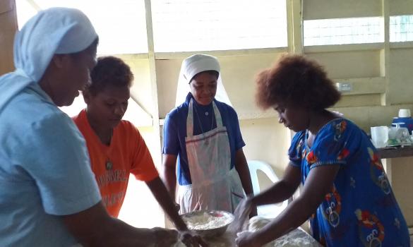 MSC Schwester mit Frauen im Bäckerei Projekt