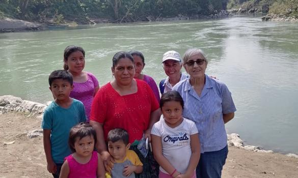 Sr. Leonor mit einer Familie im Norden Guatemalas
