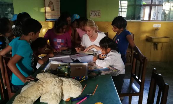 Ann-Kathrin unterstützt Kinder beim Lernen während ihres Freiwilligendienstes in Pangoa, Peru